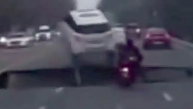 Güney Kore'deki Otoyolda Dev Çukur: Motosikletin Yuttuğu Korkunç Anlar