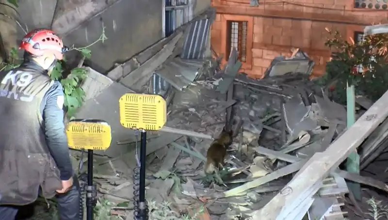 İstanbul'da Deprem Sonrası Hasar Gören Bina Çöktü: Korku Dolu Anlar