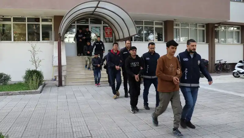 Düzensiz Göçmenlerin Dramı: İki İlde 21 Kişi Yakalandı