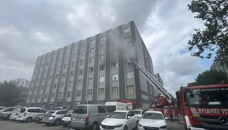 Çorap İmalathanesinde Korkutan Yangın: İşçiler Kurtarıldı, Sebep Belirsiz