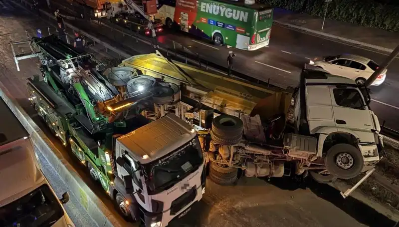 Moloz Yüklü Hafriyat Kamyonu Devrildi, Trafik İhalesi Sona Erdi!