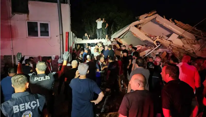 Balıkesir Sındırgı’da 6,1 Büyüklüğünde Deprem: Hayat Kaybı ve Yaralılar