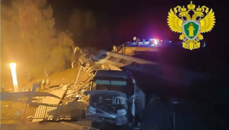 Rusya'da Köprü Çökmesi: Tren Seferinde Can Kaybı ve Yaralılar Var