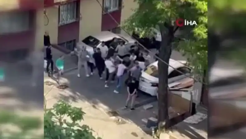 Madde Bağımlısının Kapıları Zorlama Anı, Vatandaşlar Tarafından Engellendi!
