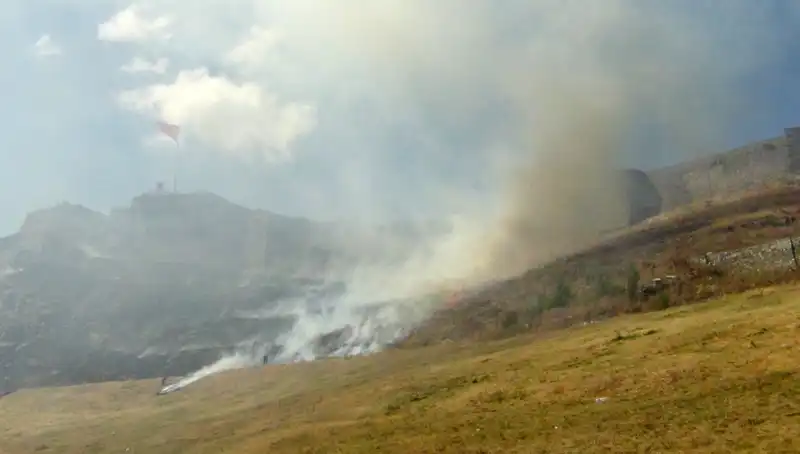 Kars Kalesi Eteklerindeki Anız Yangını: Tehlike Alarmı!