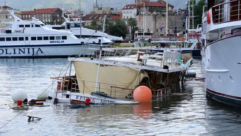 Hırvatistan'da Şiddetli Fırtına Feribotla Gemi Çarpışmasına Neden Oldu