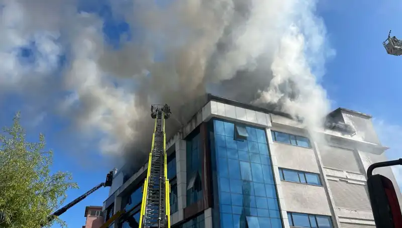 Esenyurt'taki Tekstil Atölyesinde Yangın: Yangın Söndürme Çalışmaları Devam Ediyor