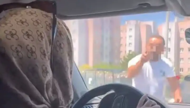 Trafikte Dehşet Anları: Önünü Kesen Şahıs Camı Yumrukladı