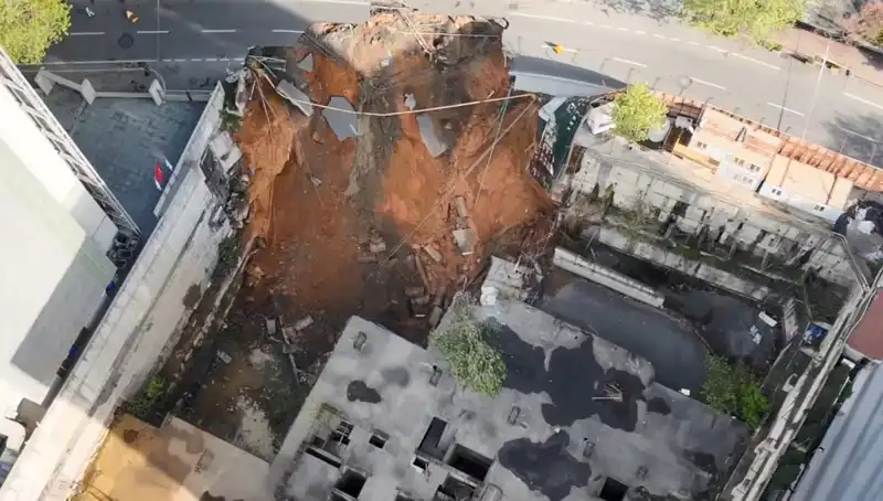 Sarıyer'de Ani Yol Çökmesi: Cadde Trafiğe Kapatıldı!