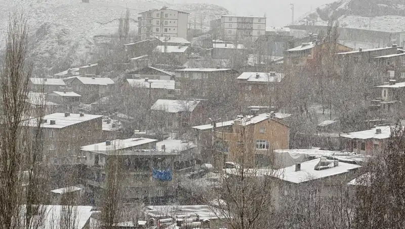Hakkari'de Nisan'da Kar Sürprizi, Doğa Büyüledi!