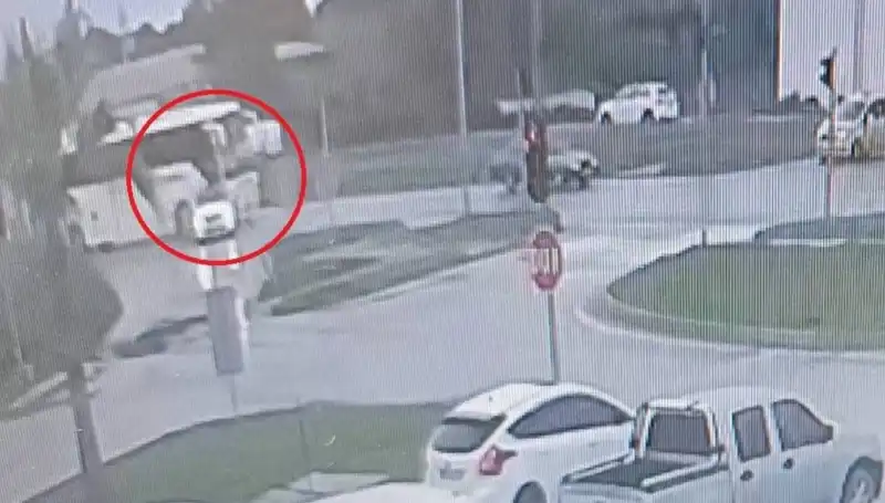 Kırmızı Işıkta Duran Otomobile Yolcu Otobüsü Çarptı: Feci Kaza Detayları