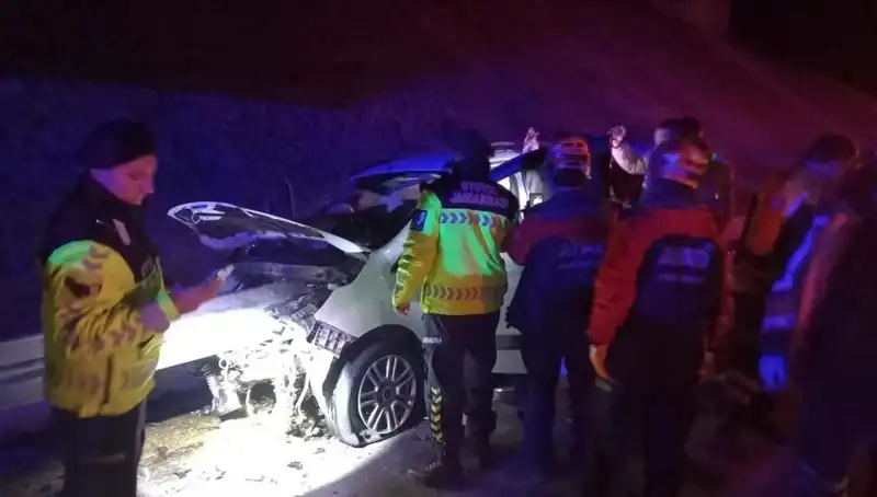 Otomobile Saplanan Bariyer Korkunç Kaza, 4 Kişi Yaralı