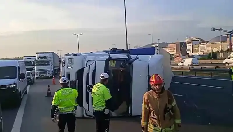 Pendik'te Devrilen TIR Trafiği Kilitledi: İstanbul'a Giriş Aksadı