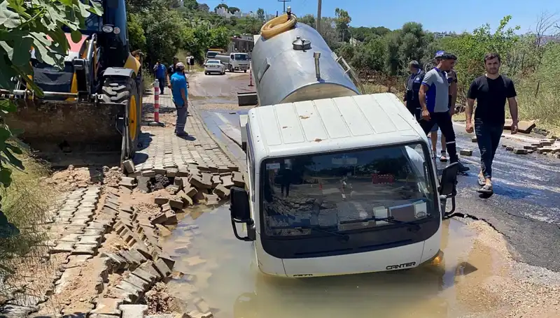 Bodrum'da Su Hattı Patladı, Tarihi Tanker Çukura Düştü!