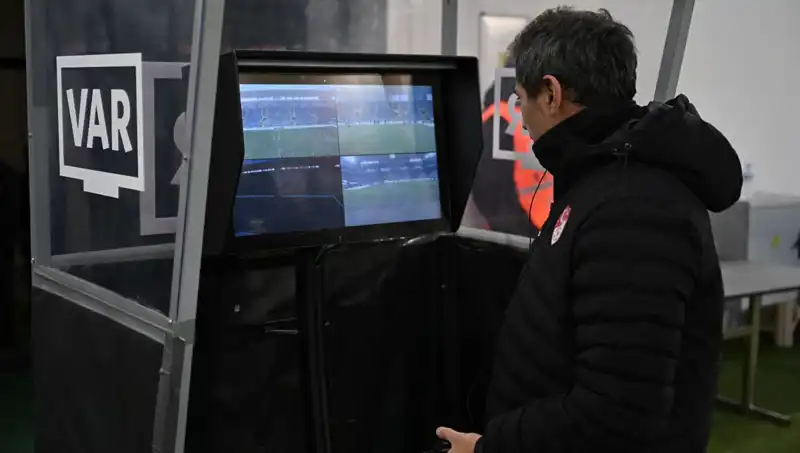 Konyaspor-Galatasaray Maçında VAR'ı Yöneten Piotr Lasyk Kimdir?