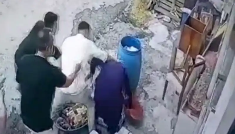Başakşehir'de Bidon Kavgası: Baba ve Oğul, 58 Yaşındaki Kadını Darp Etti!