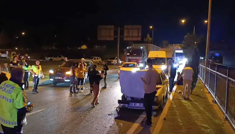 Otoyolda Kuralsız Geri Dönüş Kazası: İki Çocuk ve İki Yetişkin Yaralı