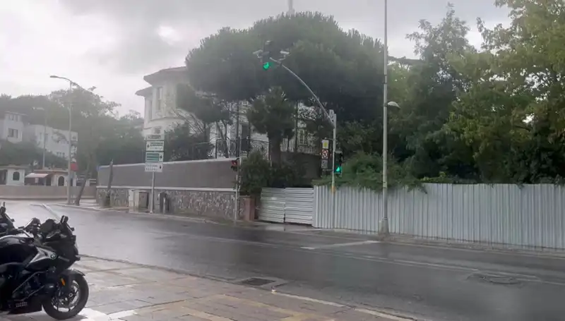 İstanbul'u Saran Sağanak Yağış: Neler Oluyor, Neler Yaşanıyor?