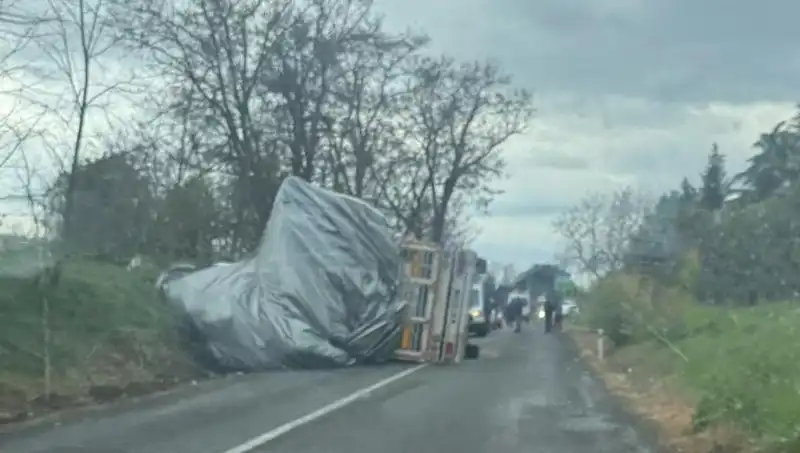 Tekirdağ'da Devrilen Saman Yüklü TIR'ın Kazası: 1 Yaralı