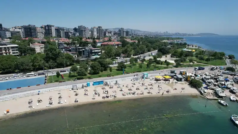 İstanbul Sıcak Havaya Teslim: Caddebostan Sahili İnsanlarla Dolu