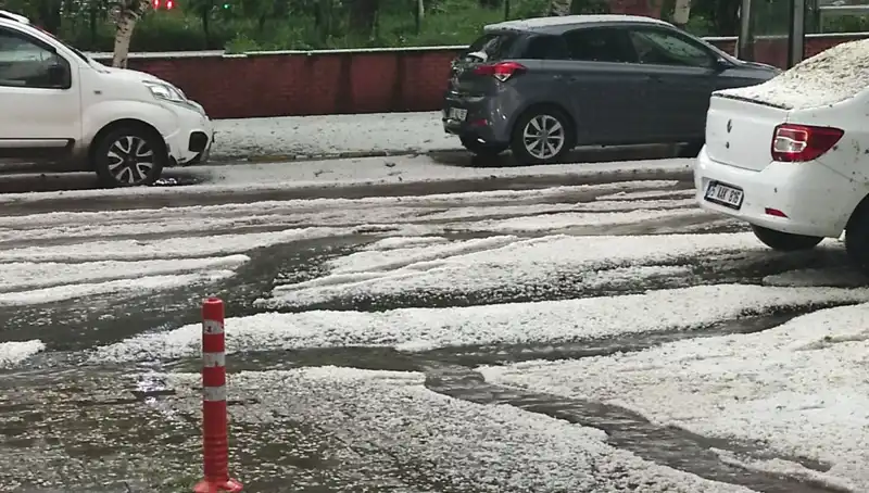 Ardahan’ı Dolu Vurdu: Şehir Beyaza Büründü, Vatandaşlar Şaşkın!