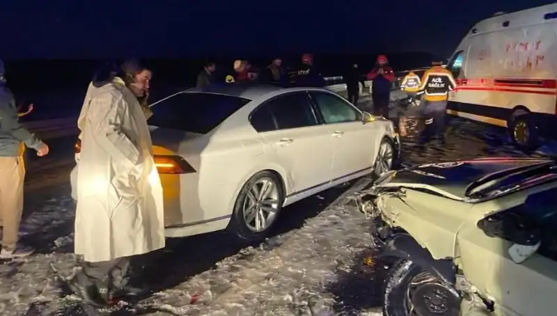 Aksaray'da Zincirleme Trafik Kazası: 15 Yaralı, Neler Oluyor?