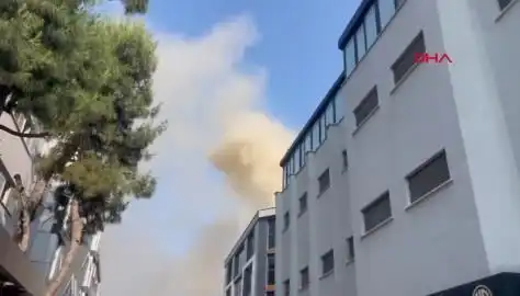 İstanbul'da 4 Katlı İş Merkezinde Yangın: Ekipler Olay Yerinde Mücadele Ediyor