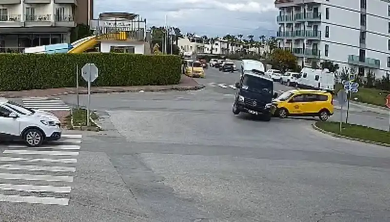 Kavşakta Feci Kaza: Minibüs ve Ticari Taksi Kafa Kafaya Çarpıştı