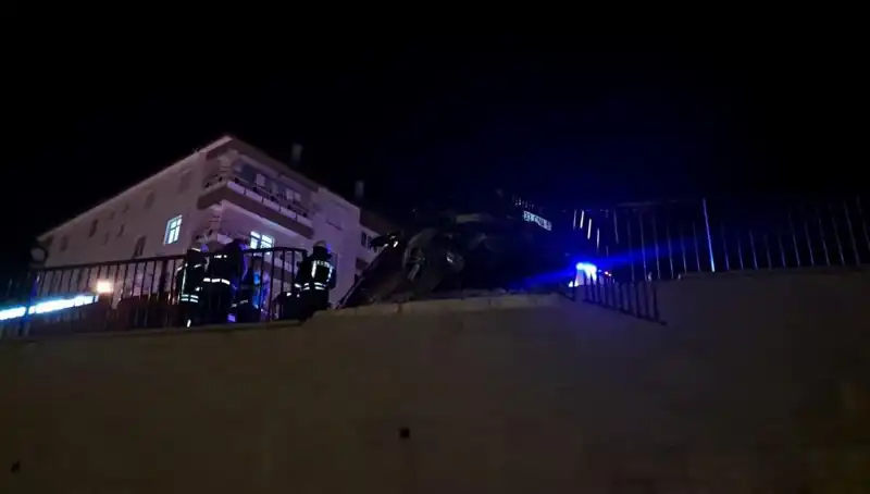 ** Kontrolden Çıkan Araç Bariyere Çarptı, Asılı Kaldı: O Anlar Kamerada!**