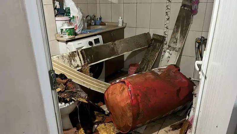 Ege Bölgesi'nde Fırtına Hayatı Olumsuz Etkiledi: Ağaçlar Devrildi, Caddeler Beyaza Büründü