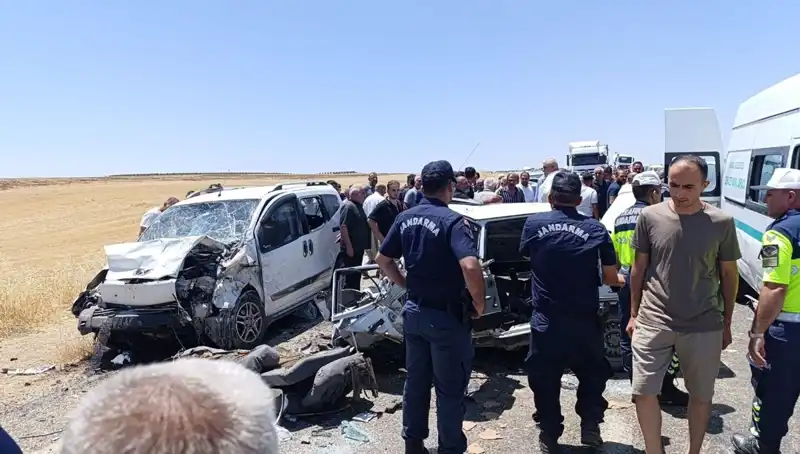Otomobil ve Hafif Ticari Araç Çarpışması: Trajik Kaza 4 Can Aldı