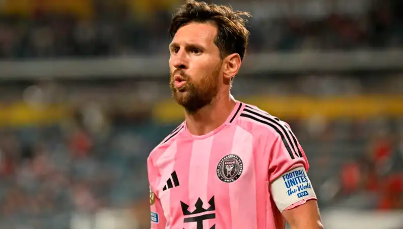 Messi'nin Debüti: Son Dakika Şutu Direkten Döndü!