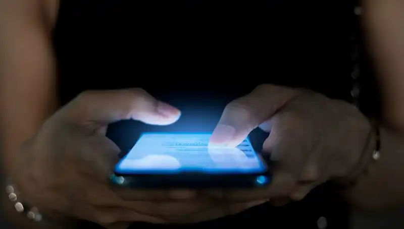 Narsisizmin Gölgesinde: Telefon Kullanım Alışkanlığı Neden Önemli?
