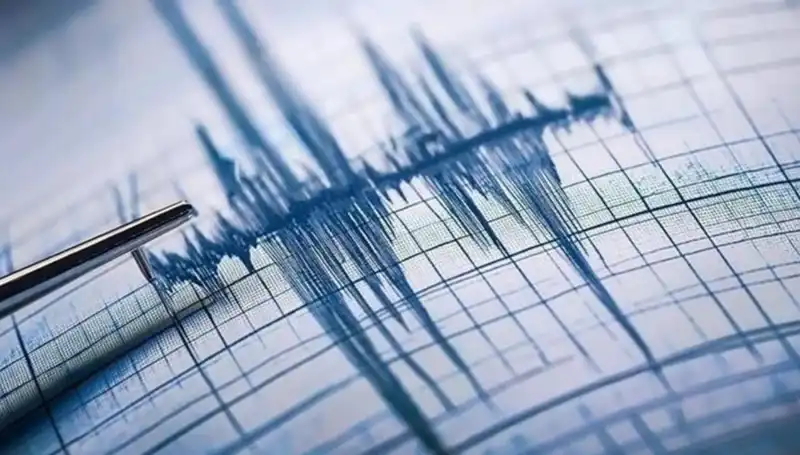 Antalya'da 3.9 Büyüklüğünde Deprem: Kentte Korku Dolu Anlar!