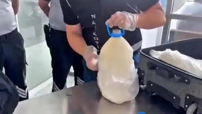 Havalimanında Süt Şişesi İçinde Ele Geçirilen Uyuşturucu Şok Etti
