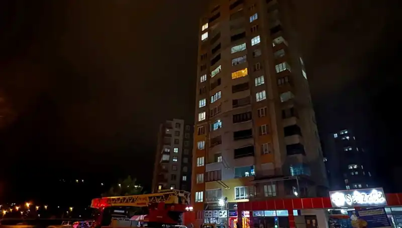 Yıldırım Düşmesi: Apartman Çatısında Şok Edici Olay!