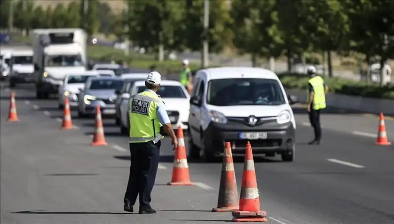 Heyecan Dolu Anlar: Konvoy Tüneli Kapatınca Sokaklar Kıyasıya Yarışa Döndü!