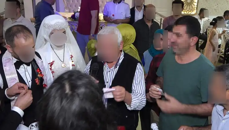 Davetsiz Düğüne Giden Kadın, Pastayı Yedi ve Takıları Çaldı!