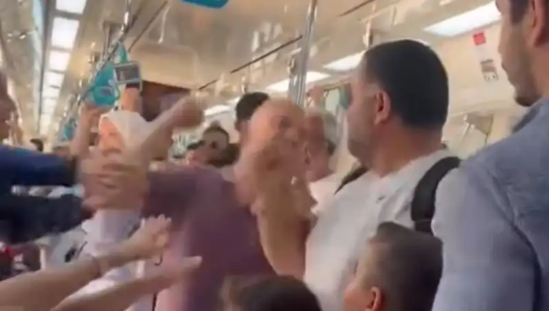 Marmaray’da İki Grup Arasında Yumruklu Kavga! O Anlar Sosyal Medyayı Salladı
