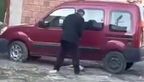 Sokak Ortasında Köpeğe Uygulanan Şiddet Gözler Önünde Gerçekleşti