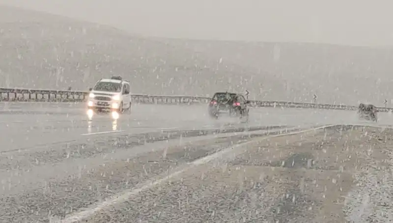 Nisan Ayında Beklenmedik Kar Yağışı Türkiye'yi Şaşkına Çevirdi