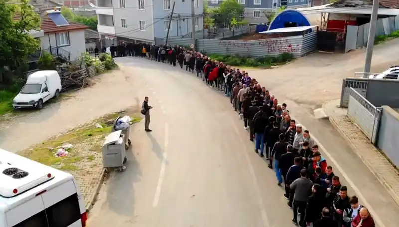 Bursa’da Bayram Geleneği: 1 Kilometrelik Kuyrukla Bayramlaşma