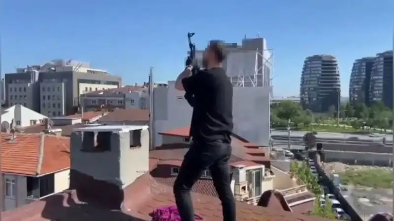 İstanbul'da Yakalanan Şüpheliler Çatıya Kaçtı, Bacadan AK-47 Bulundu!