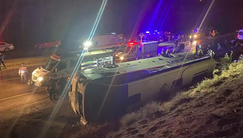 İşçi Servisi Şarampole Devrildi: Feci Kaza 23 Kişiyi Yaraladı