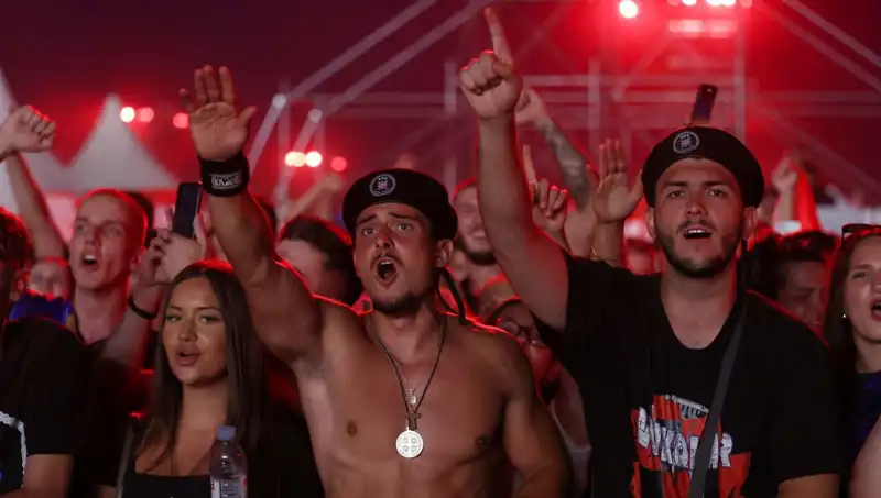 Thompson Konserinde Nazi Selamı Skandalı: İzleyiciler Şokta!