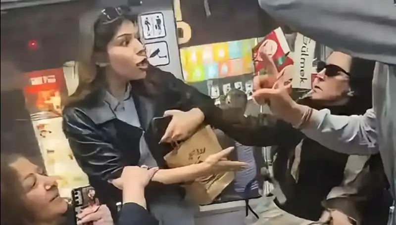 Tramvayda Kadınlar Arasında Yaşanan Tekmeli Kavga Olayı Sosyal Medyada Gündem Oldu