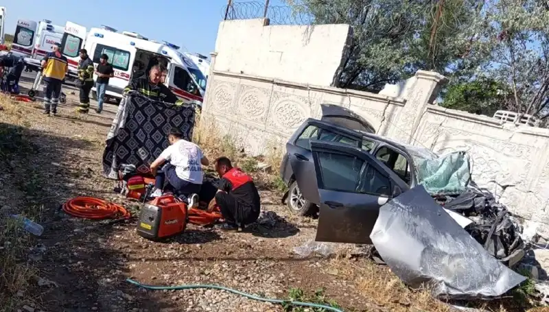 Lastiği Patlayan Araç İstinat Duvarına Çarptı: Feci Kaza 1 Ölü, 6 Yaralı
