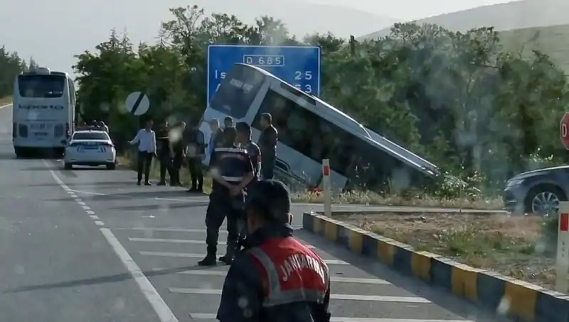 Isparta'da Tur Otobüsü ile Yolcu Otobüsü Çarpıştı: Korkutan Kaza