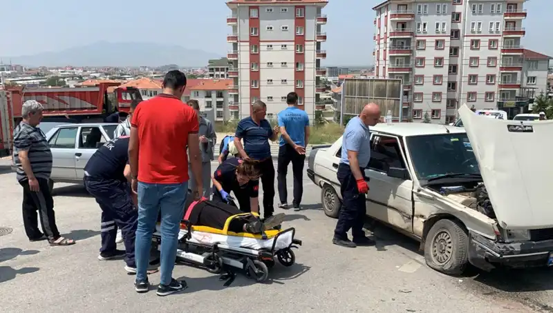 Kavşakta Meydana Gelen Kaza: İki Kişi Yaralandı, Hayati Tehlike Yok