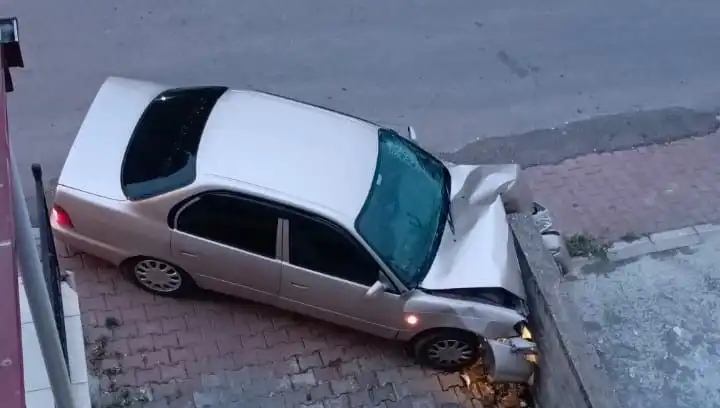 Kontrolü Kaybeden Araç Duvara Çarptı: Olayın Sebepleri ve Sonuçları